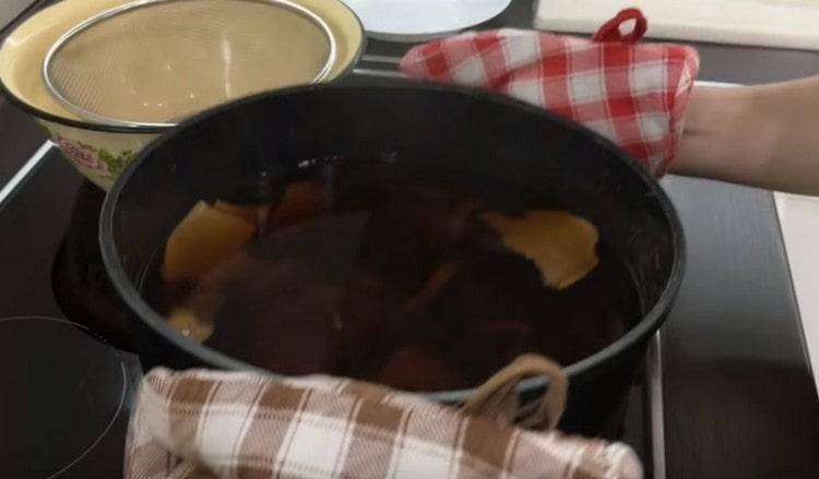 Гъбите трябва да се варят на слаб огън в продължение на един час.