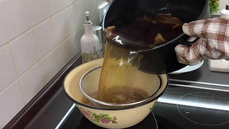 Филтрирайте гъбения бульон през сито.