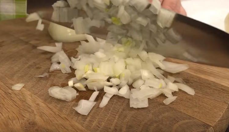 Смелете лука.