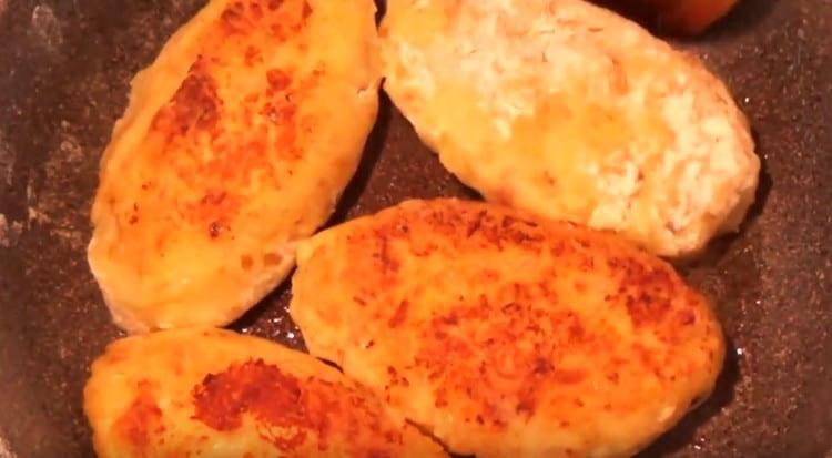 Запържете баничките от двете страни до златисто кафяво.