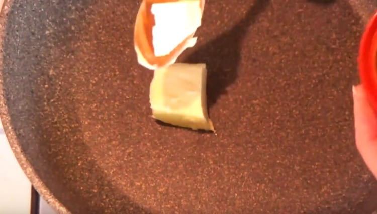 Загряваме тигана с парче масло.