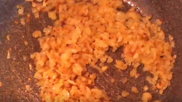 Запържете лука до златисто кафяво.