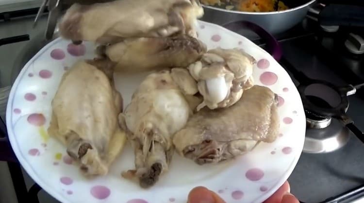 От бульона получаваме пилешки крилца.