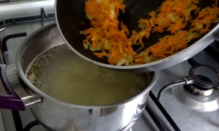 Изпращаме картофи в бульона, както и за пържене.