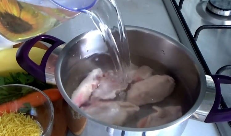 Поставяме крилата в тиган, пълним с вода и изпращаме да готвим.