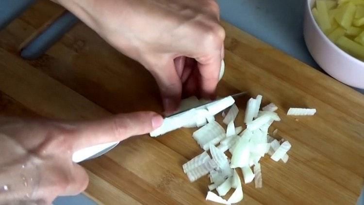 Нарязваме ситно лука.