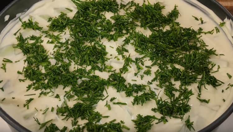 Украсете горната част на салатата със ситно нарязана зелена.