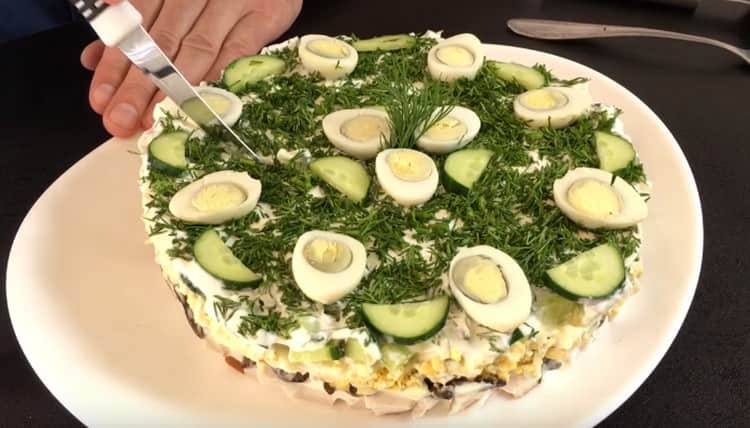 Такава прекрасна салата с пушено пиле и гъби ще украси всяка празнична трапеза.