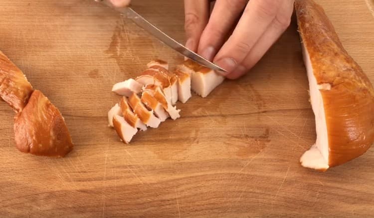 Пилешко филе с пушени кубчета.