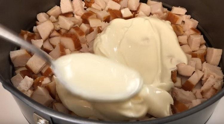 Намажете месото с майонеза.