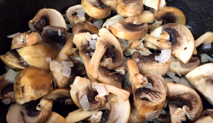 Запържете гъбите с лука в тиган.