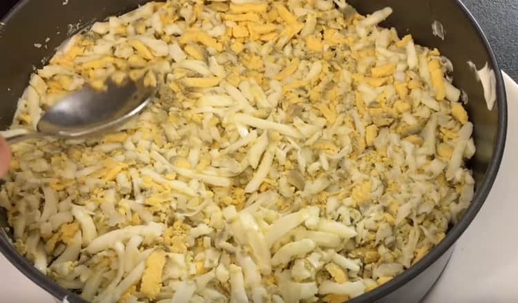 Намачкайте леко яйцата с лъжица.