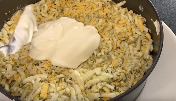 Намажете яйчния слой с майонеза.