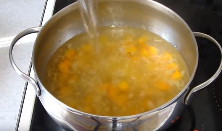 Добавете вода към пърженето и изчакайте да заври.