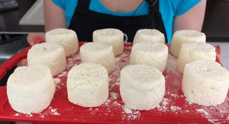 Поставяме всички заготовки на дъската и ги изпращаме в хладилника за 5 минути