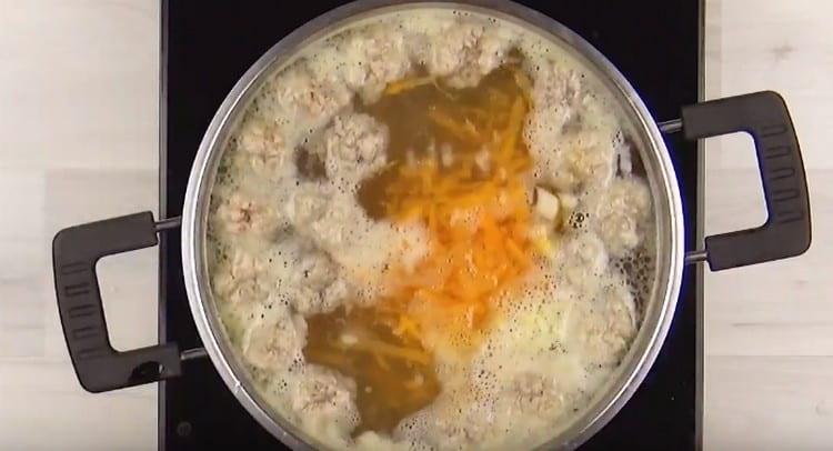 Слагаме лука и морковите в тигана, готвим, докато картофите са готови.