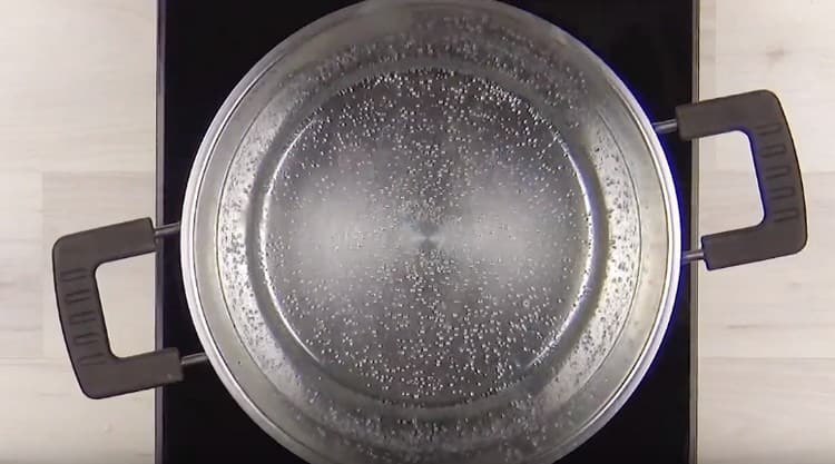 Слагаме тенджера с вода на печката и довеждаме до кипене.