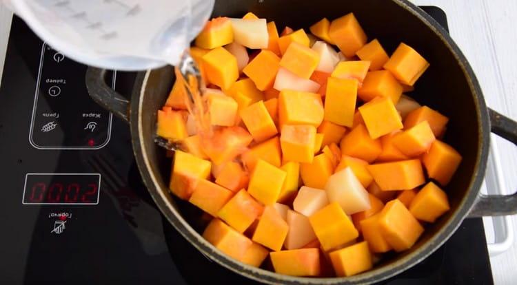 Добавете вода към зеленчуците.