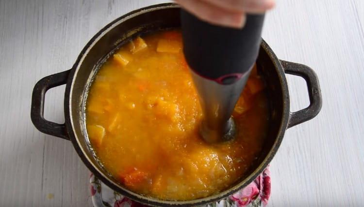 Прекъсваме масата с помощта на потопяем блендер.