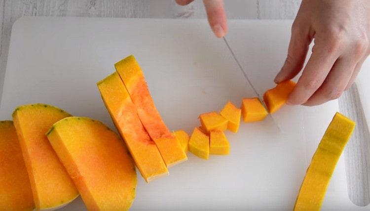 Нарежете тиквата на малки кубчета.