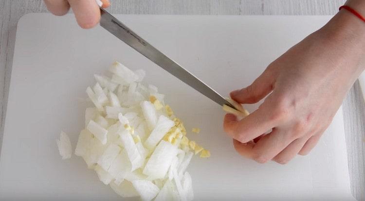 Смелете лука и чесъна.