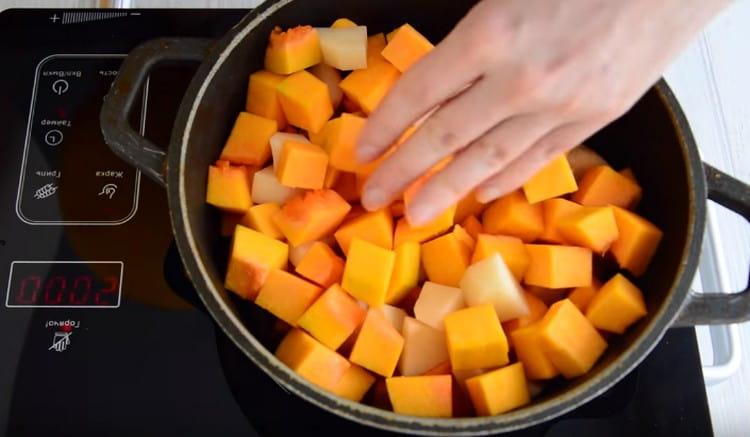 Разпределяме всички нарязани зеленчуци в казана.