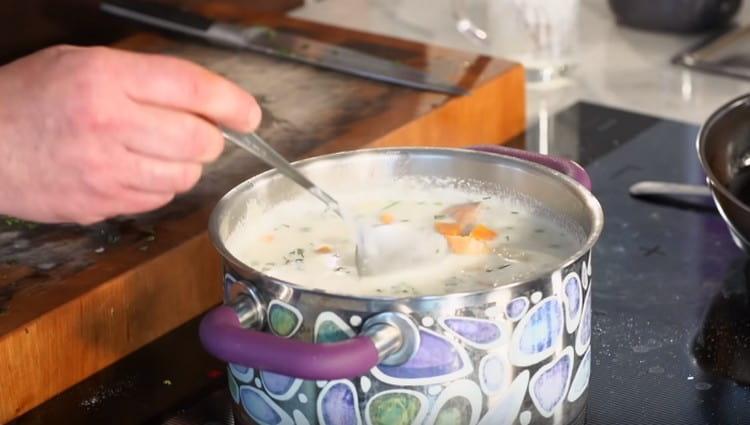 Веднага добавете риба и зеленина към ухото си.