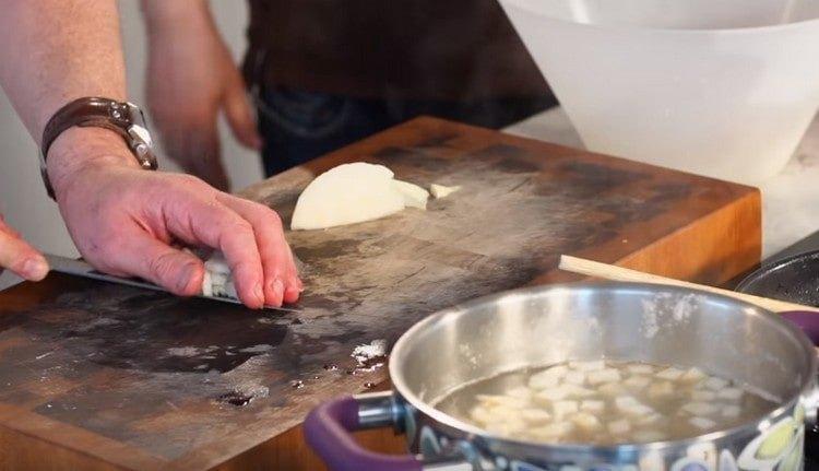 В бульона слагаме нарязани зеленчуци.