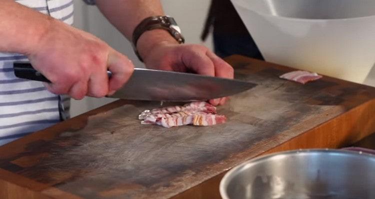 На тънки филийки нарежете бекон.