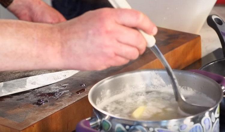 Отстраняваме пяната от рибния бульон.