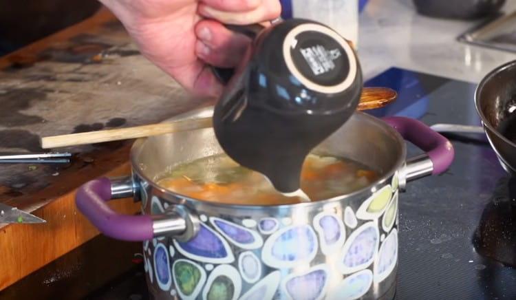 Въведете крем в ухото.