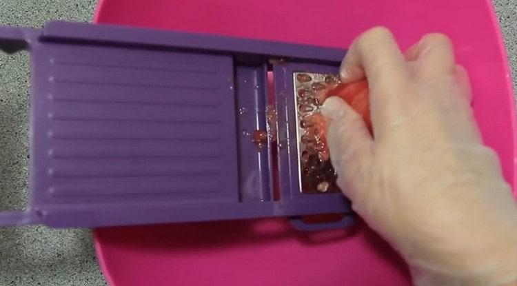 Настържете моркови и домати.