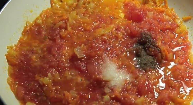 Добавете сол и черен пипер към печенето.