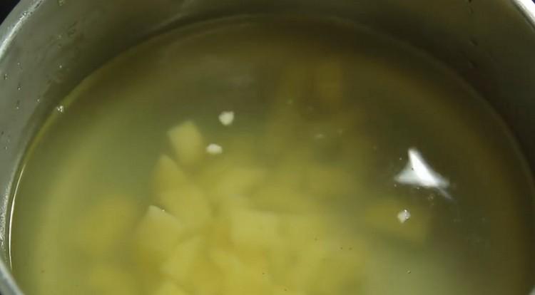 Слагаме тенджера с вода на огъня, добавяме там картофи.