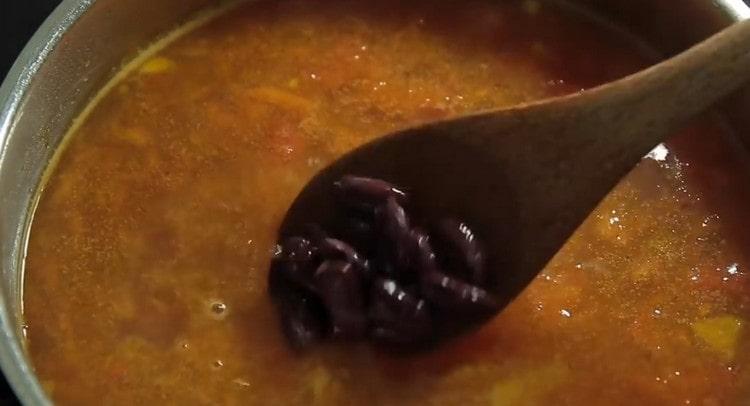 След това добавете пърженето и боба към супата.