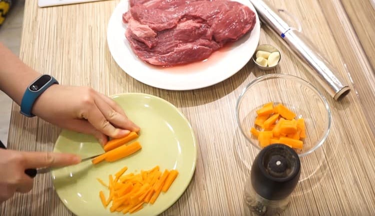 Нарежете морковите на тънки пръчици.