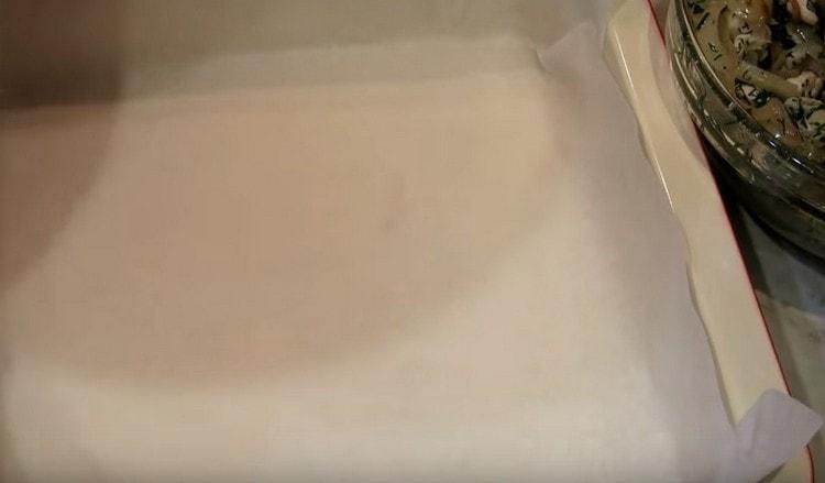 Покриваме съда за печене с пергамент.