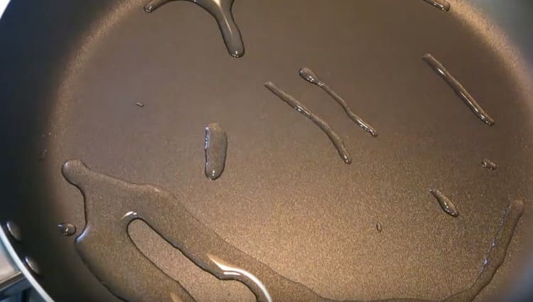 Загрейте тигана с растително масло.