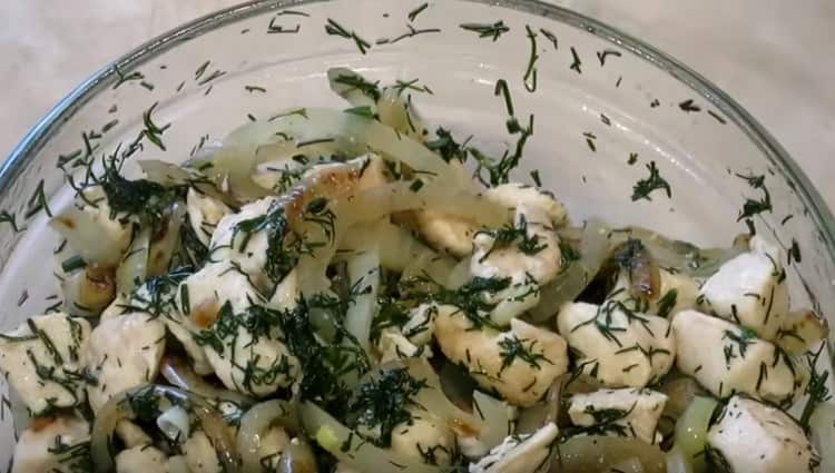 смесете приготвените съставки, като добавите към тях нарязана зелена.