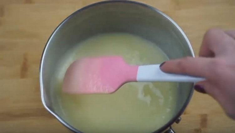 Смесете масата и кипете до гъсто.