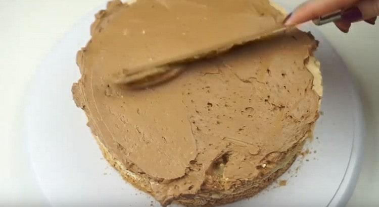 намажете втората торта и я намажете с шоколадов крем.