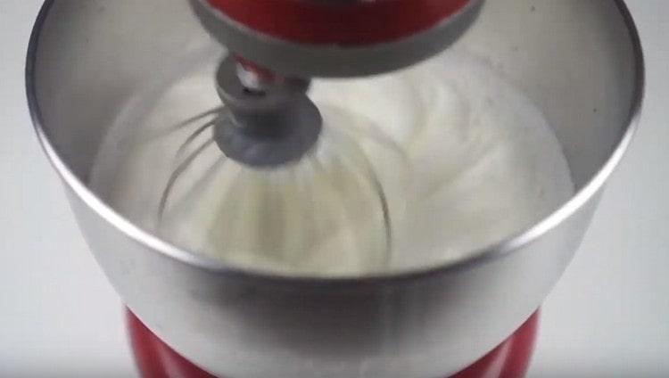 Разбийте белтъците с миксер.