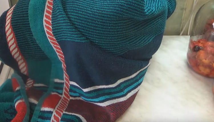 В идеалния случай бурканите с компот трябва да бъдат увити в топла кърпа или одеяло.