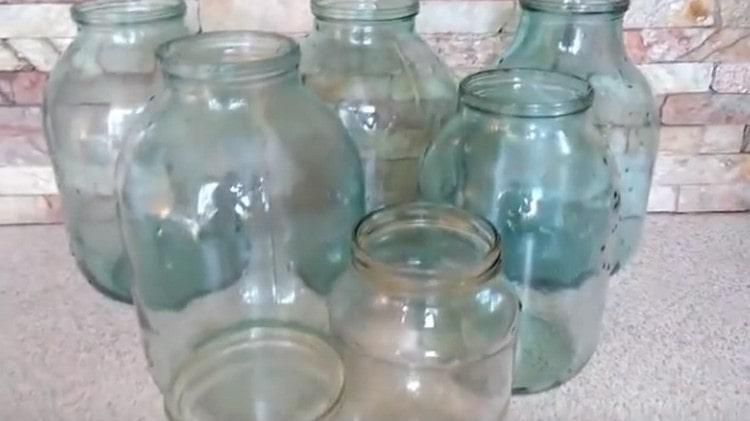 Измийте добре трилитровите буркани.