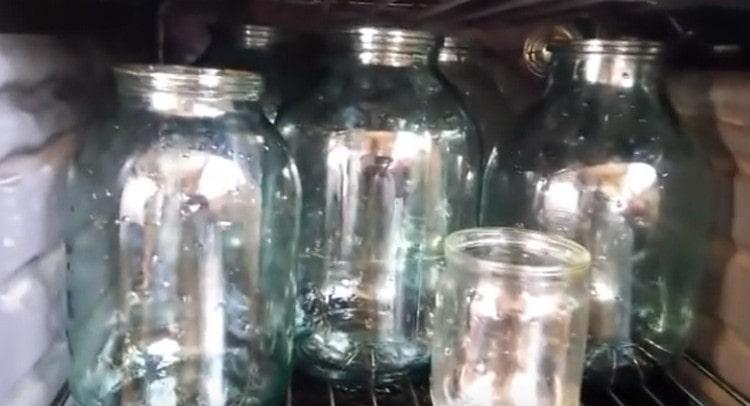 Стерилизираме консервите във фурната.