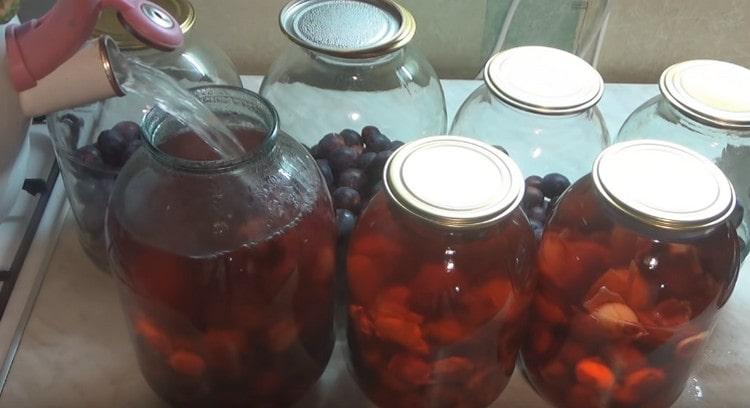 Изсипете сливи в банки