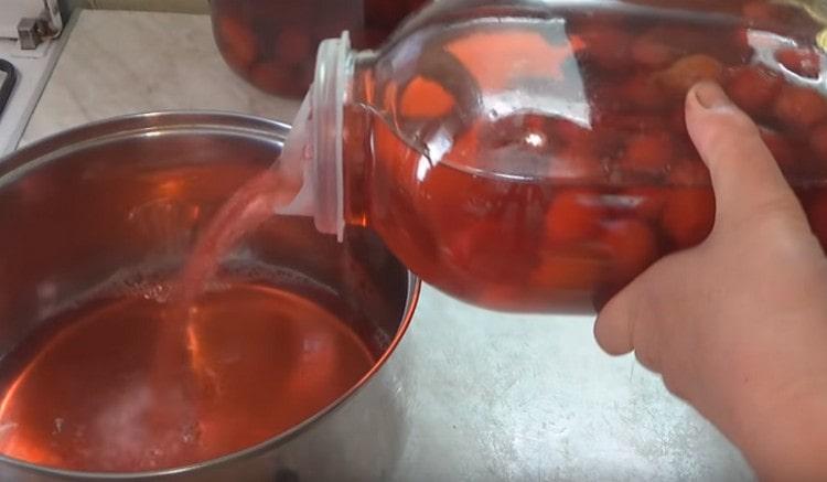 След час внимателно източете водата от консервата.