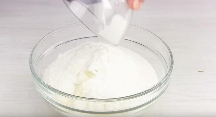 Добавете захарта и нишестето.