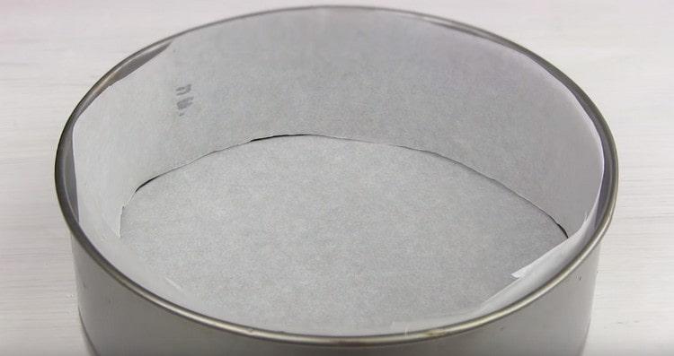 Формата за тази торта трябва да бъде изцяло покрита с пергамент.