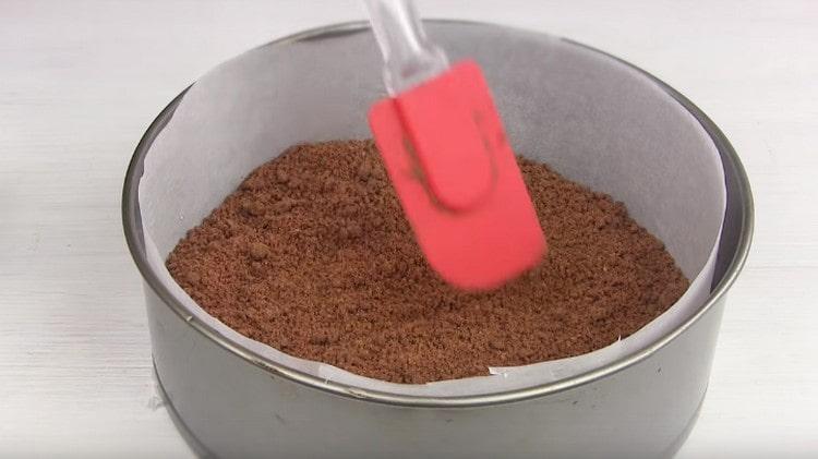 Изсипете една трета от трохите на дъното на формата и изравнете.